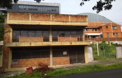 Centro Rua Thomaz Albornoz n° 749 esquina rua dos Andradas